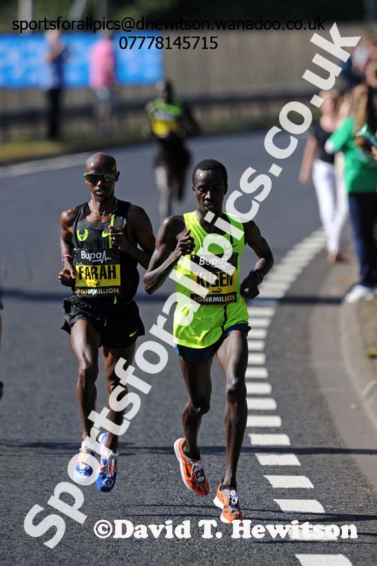 Mo Farah and Mike Kigen lead the mens 2014 BUPA Great North Run. Photo: David T. Hewitson/Sports for All Pics